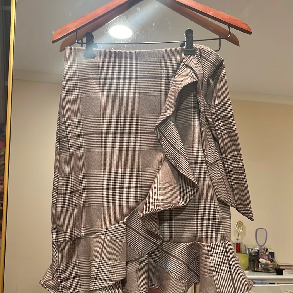 Beautiful brown skirt perfect for work and for fall!